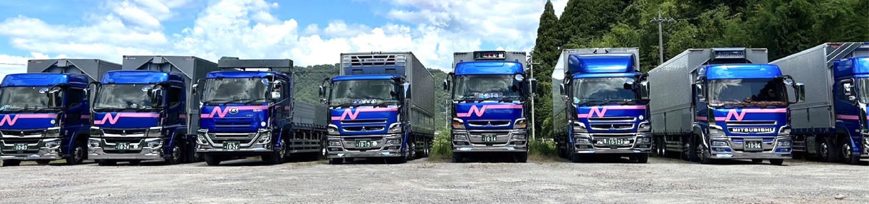 トラックが並んでいる写真