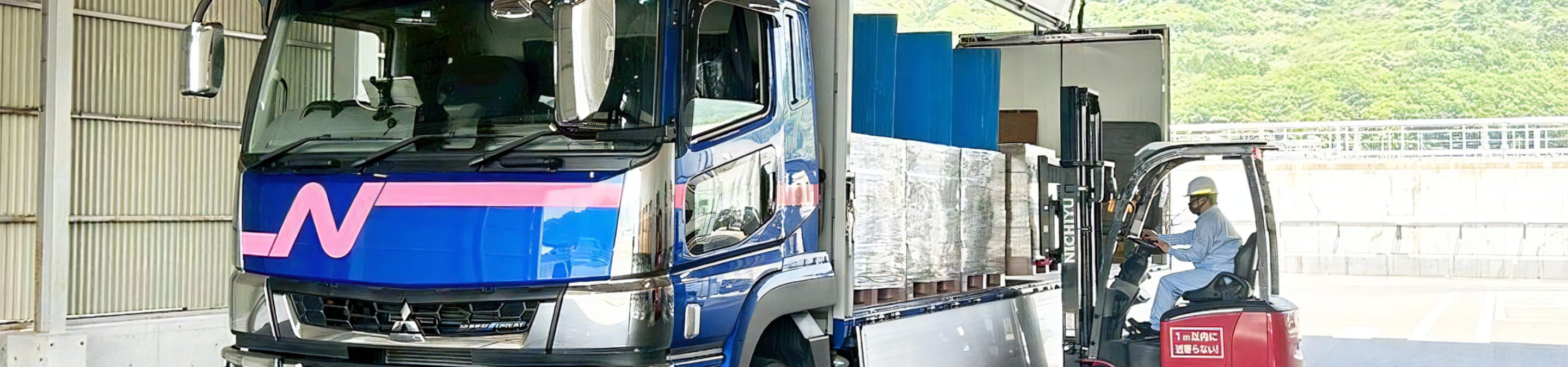 トラックへ荷物積み込みの様子