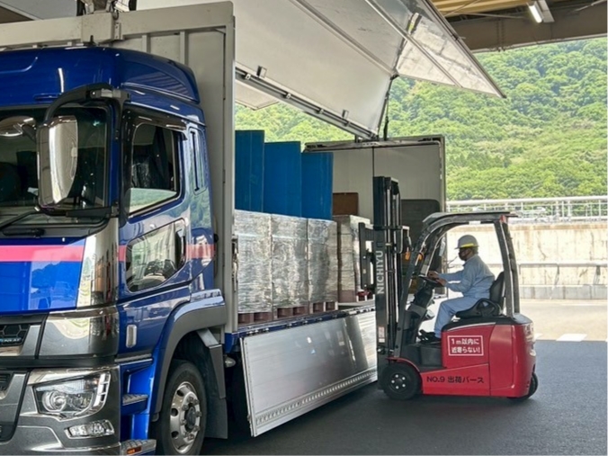 トラックへ荷物積み込みの様子