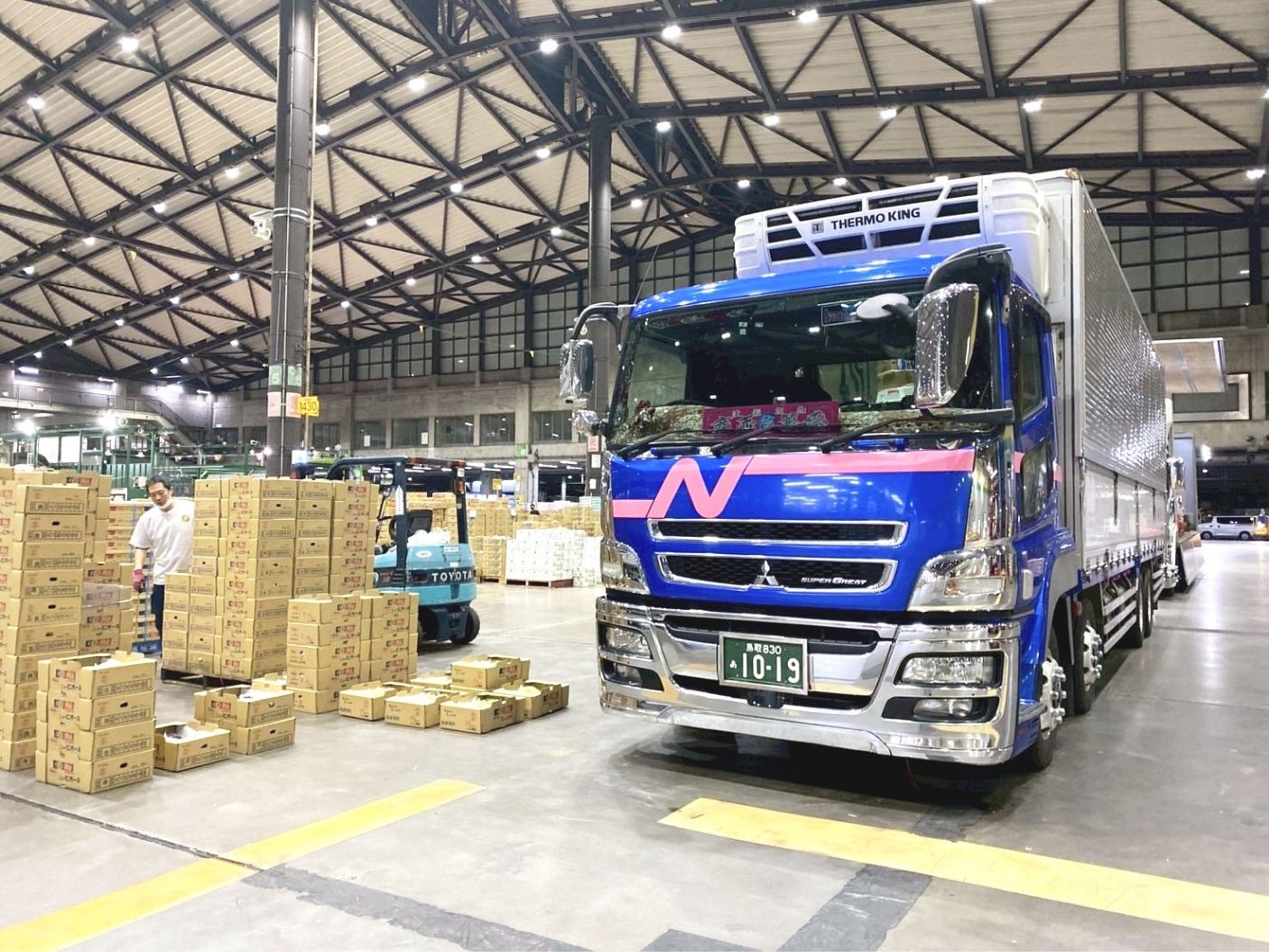 倉庫内とトラック