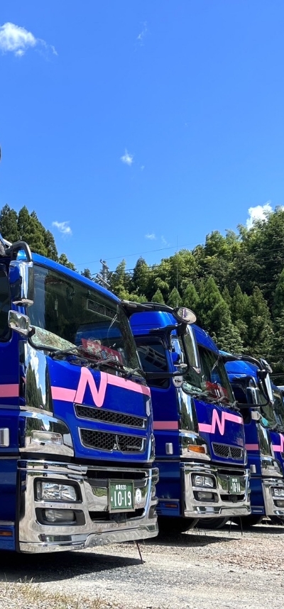 トラック数台の写真