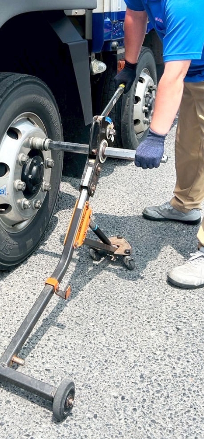 トラック整備の様子