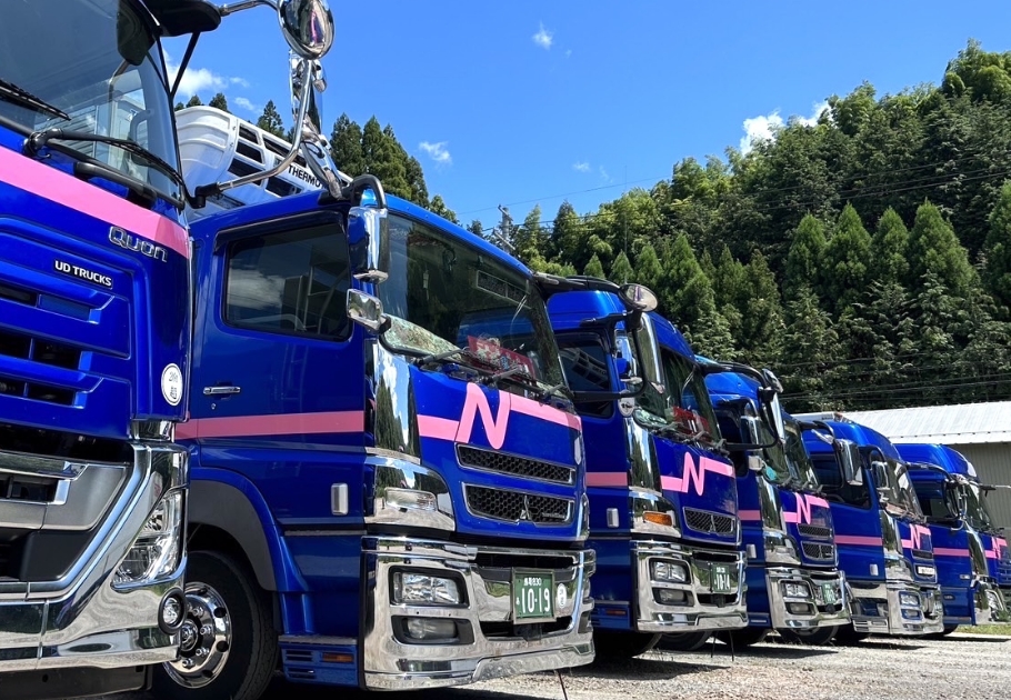 トラック数台の写真